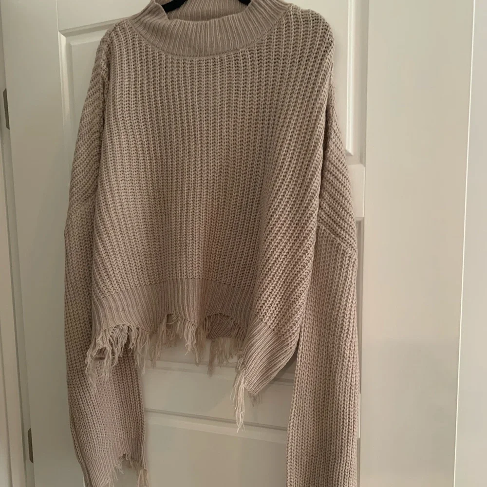 RUE 21 PLUS -Beige Destructed Hem Crop Sweater - Picture 1 of 9
